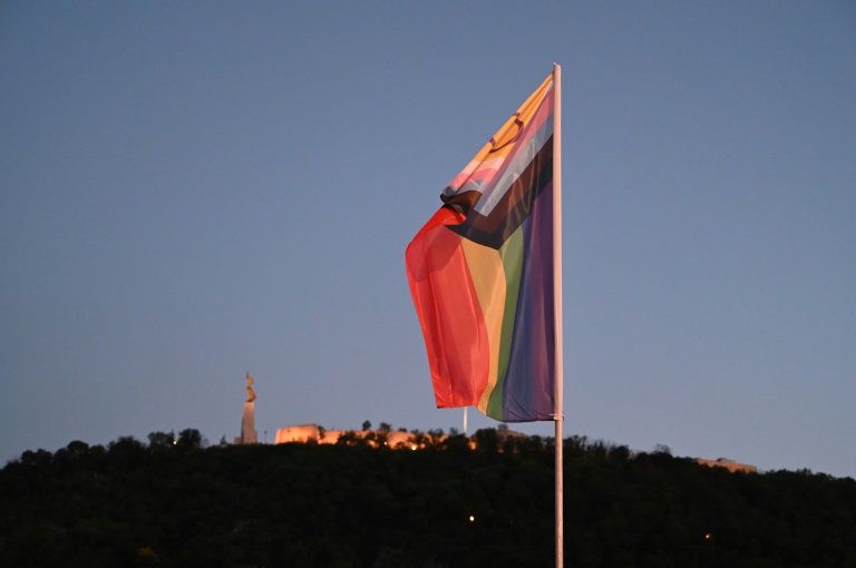 Un drapeau arc-en-ciel 