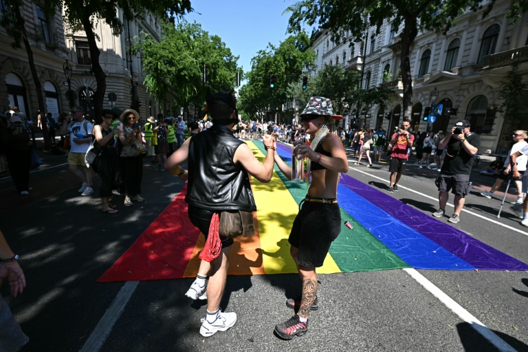 Des participants à la marche des fiertés à Budapest, le 27 juin 2026 en Hongrie