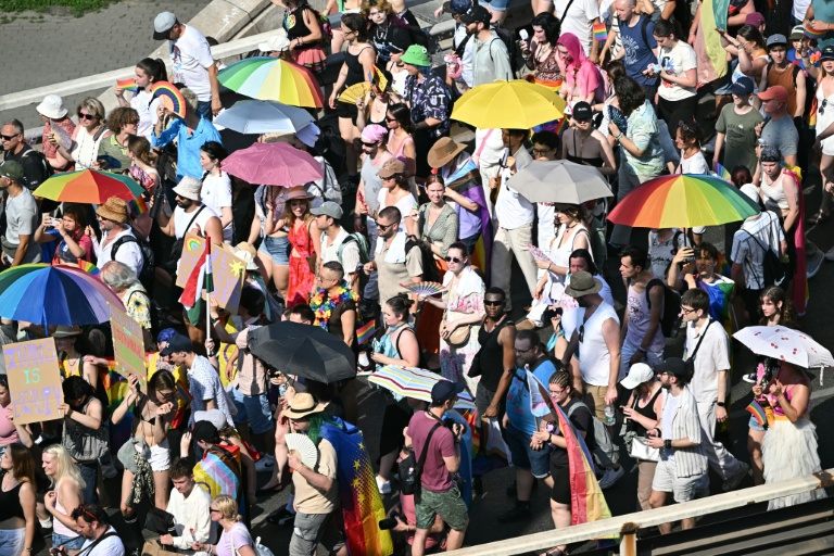 Des participants à la marche des fiertés, sur le pont Elisabeth à Budapest, le 27 juin 2026 en Hongrie