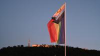 Un drapeau arc-en-ciel "Progress Pride" sur le pont Erzsébet, à la veille de la Budapest Pride, le 26 juin 2026 en Hongrie