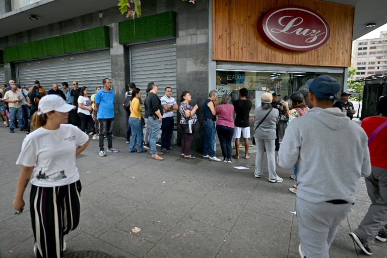 Des personnes font la queue devant un supermarché à Caracas le 3 janvier 2026, après que les forces américaines ont capturé le dirigeant vénézuélien Nicolás Maduro