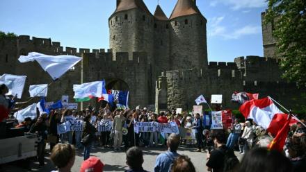 Manifestation devant la citadelle médiévale, à l'appel du collectif "Nous Carcassonne", pour protester contre les décisions prises par le maire du Rassemblement National Christophe Barthès, le 29 avril 2026 à Carcassonne, dans l'Aude