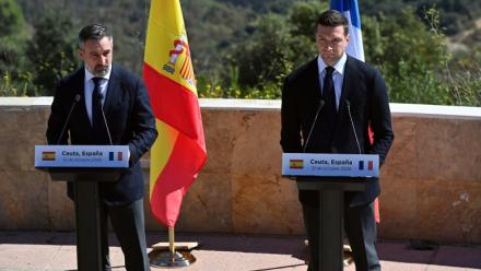 Le président du RN Jordan Bardella, à droite, s'exprime au côté du chef du parti d'extrême droite espagnol Vox, Santiago Abascal, à Ceuta, le 12 octobre 2026