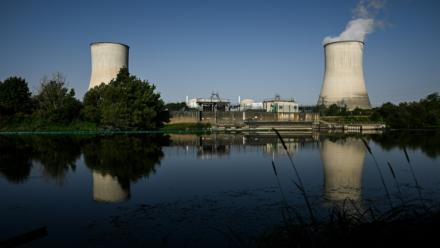 Les deux tours de refroidissement de la centrale nucléaire de Civaux, dans la Vienne, le 24 juin 2026