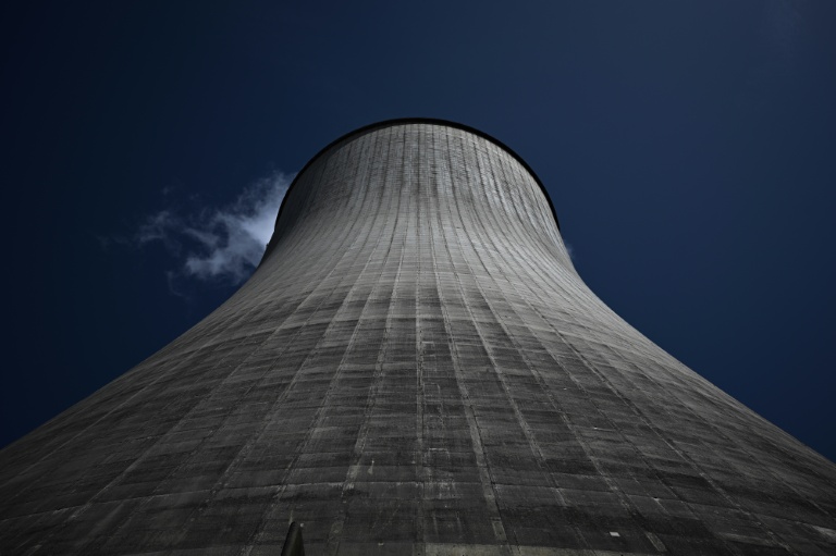 Une des deux tours de refroidissement de la centrale nucléaire de Civaux, dans la Vienne, le 24 juin 2026