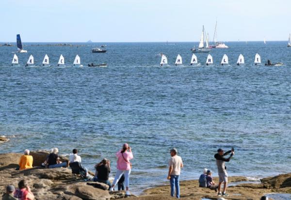 Des voiliers école naviguent en formation pour rendre hommage à Charlie Dalin, dans le cadre de la journée consacrée à la mémoire du navigateur décédé en juin, mardi à Concarneau.