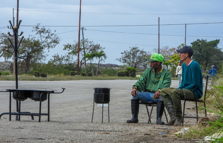Des hommes vendent des braseros artisanaux sur une route de la périphérie de La Havane, le 6 février 2026