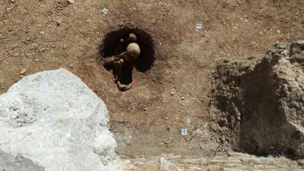 Des sépultures de Gaulois enterrés assis sur un site de fouilles archéologiques à Dijon, le 17 mars 2026 en Côte d'Or