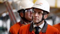 Le président Emmanuel Macron porte un casque et des lunettes sur le site d'ArcelorMittal à Dunkerque (Nord), le 10 février 2026