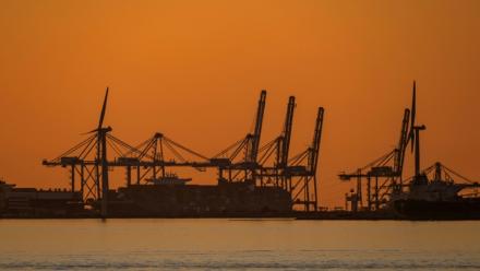 Grues et éoliennes à Port de Bouc le 17 mars 2026, dans le secteur de Fos-sur-Mer, qui abrite le quatrième complexe pétrochimique d'Europe.