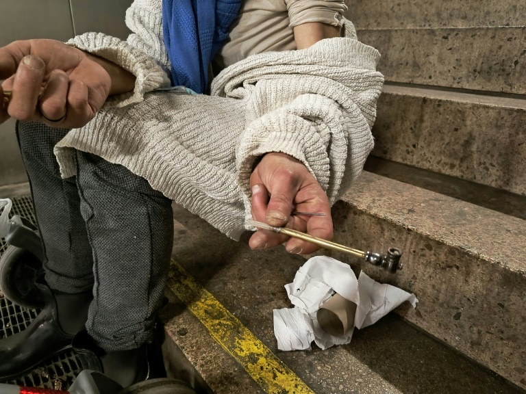 Une consommatrice de crack dans le quartier près de la gare à Francfort-sur-le-Main, en Allemagne, le 28 avril 2025