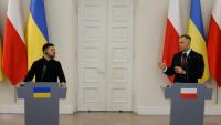 Le président polonais Karol Nawrocki (d.) et le président ukrainien Volodymyr Zelensky s'adressent à la presse lors d'une conférence de presse conjointe au Palais présidentiel de Varsovie, en Pologne, le 19 décembre 2025