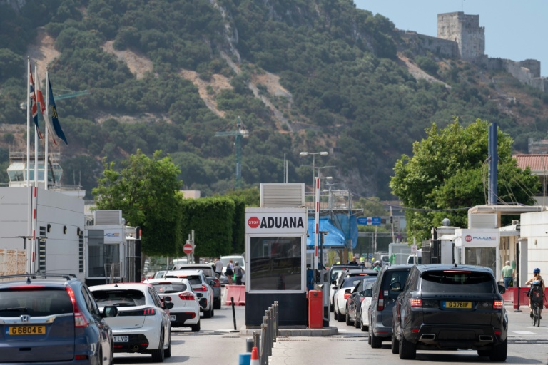 Des automobilistes traversent la frontière entre l'Espagne et le territoire britannique de Gibraltar à La Línea de la Concepción, dans le sud de l'Espagne, le 29 juin 2026