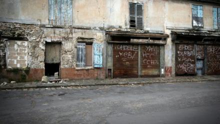 Une rue du village abandonné de Goussainville, le 26 novembre 2013, dans le Val-d'Oise