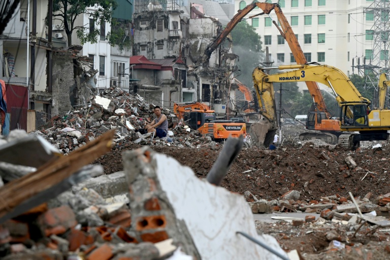 Démolition d'un immeuble d'habitation dans le cadre de grands travaux décidés par les autorités pour la capitale vietnamienne Hanoï, le 18 mai 2026