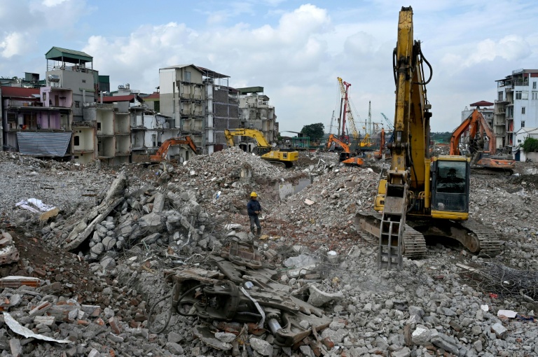 Des immeubles d'habitation démolis dans le cadre de grands travaux décidés par les autorités pour la capitale vietnamienne Hanoï, le 20 mai 2026