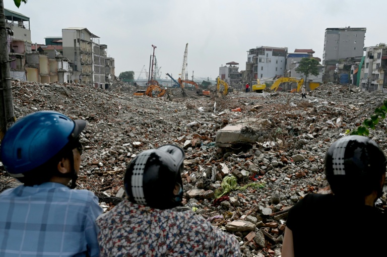 Des immeubles d'habitation rasés dans le cadre de grands travaux décidés par les autorités pour la capitale vietnamienne Hanoï, le 18 mai 2026