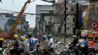 Un immeuble d'habitation démoli dans le cadre de grands travaux décidés par les autorités vietnamiennes pour la capitale Hanoï, le 18 mai 2026