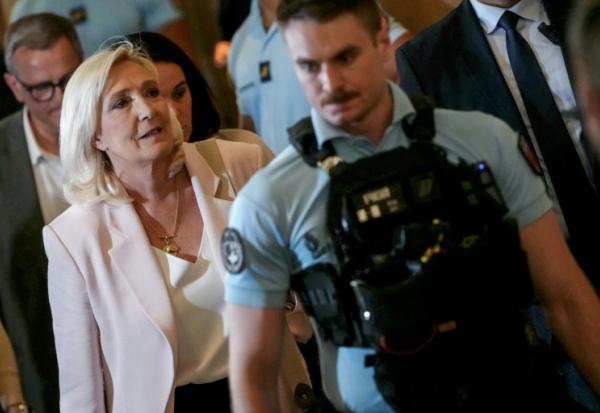 Marine Le Pen, présidente du groupe parlementaire du Rassemblement national (g), quitte la cour d'appel de Paris le 7 juillet 2026, après le prononcé de l'arrêt en appel pour détournement de fonds publics européens dans l'affaire des emplois présumés fictifs au Parlement européen