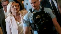 Marine Le Pen, présidente du groupe parlementaire du Rassemblement national (g), quitte la cour d'appel de Paris le 7 juillet 2026, après le prononcé de l'arrêt en appel pour détournement de fonds publics européens dans l'affaire des emplois présumés fictifs au Parlement européen