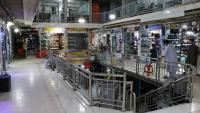 Des commerçants afghans attendent des clients dans un centre commercial, le 30 juin 2026 à Hérat, dans l'ouest de l'Afghanistan 