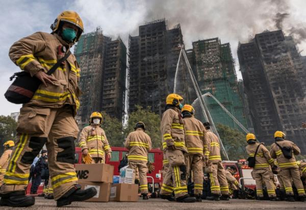 Des pompiers se préparent après qu'un important incendie a ravagé plusieurs immeubles d'appartements du complexe résidentiel Wang Fuk Court à Hong Kong, le 27 novembre 2025