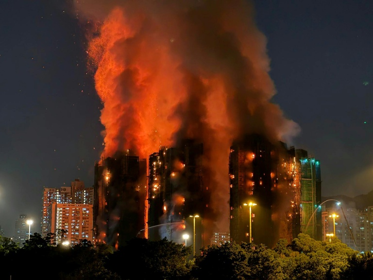 Un incendie dévaste un complexe immobilier du district de Tai Po, le 26 novembre 2025 à Hong Kong
