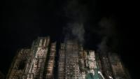 Les tours fumantes du complexe résidentiel Wang Fuk Court où un incendie s'est déclaré la veille, le 27 novembre 2025 à Hong Kong