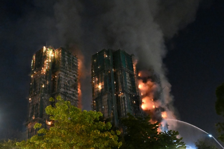 Des pompiers luttent contre un incendie qui s'est déclaré dans le complexe résidentiel Wang Fuk Court, dans le quartier de Tai Po, le 26 novembre 2025 à Hong Kong