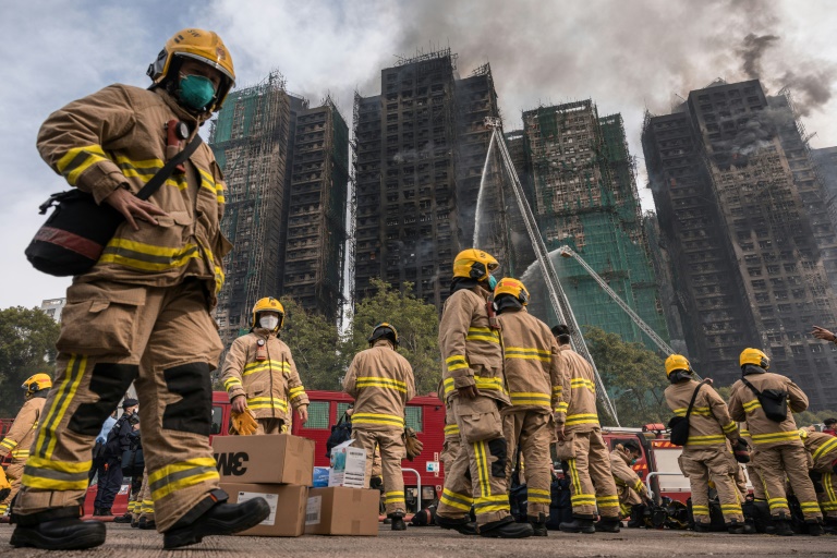 Des pompiers se préparent après qu'un important incendie a ravagé plusieurs immeubles d'appartements du complexe résidentiel Wang Fuk Court à Hong Kong, le 27 novembre 2025
