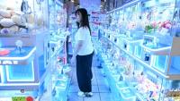 Une cliente dans une salle de machines à pinces à Hong Kong, le 11 mai 2026