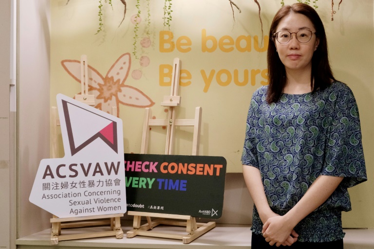 Doris Chong, responsable de l'ONG Association Concerning Sexual Violence Against Women, pose le 22 juillet 2025 à Hong Kong 