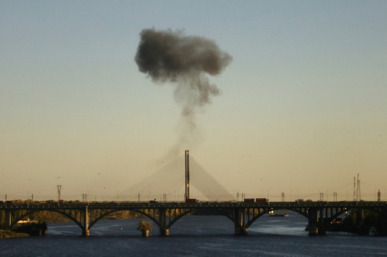 De la fumée s'élève d'un pont enjambant le Dniepr après une frappe de drone russe sur Kiev, en Ukraine, le 2 octobre 2026