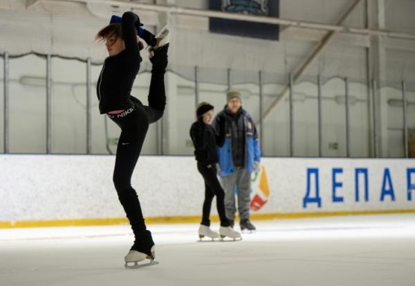 La jeune patineuse ukrainienne Katia, 11 ans, s'entraîne à Kiev, le 16 octobre 2026 