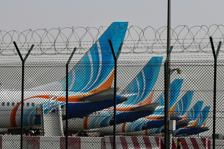 Des avions de la compagnie FlyDubai sont stationnés sur le tarmac de l'aéroport international de Dubaï, le 2 mars 2026
