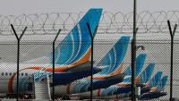 Des avions de la compagnie FlyDubai sont stationnés sur le tarmac de l'aéroport international de Dubaï, le 2 mars 2026
