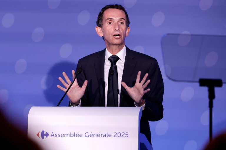 Le Pdg de Carrefour, Alexandre Bompard, s'exprime lors de l'assemblée générale des actionnaires, le 28 mai 2025 à Massy, près de Paris