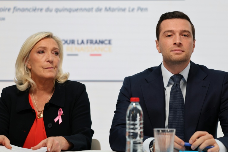 Marine Le Pen (g.), candidate du Rassemblement national (RN) à l'élection présidentielle de 2027, et Jordan Bardella, président du RN, participent à une conférence de presse au siège du parti, à Paris, le 6 octobre 2026