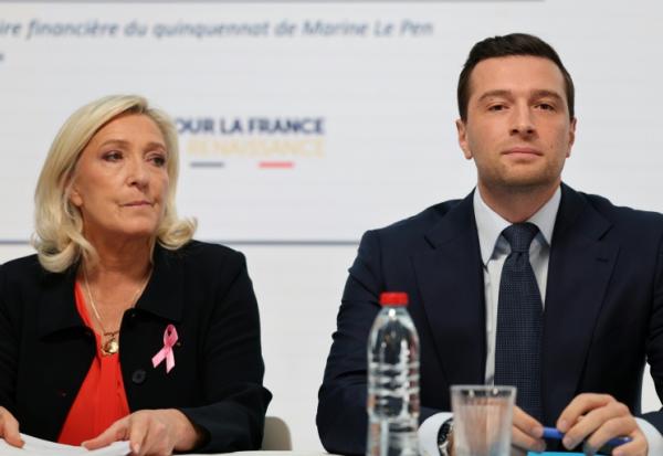 Marine Le Pen (g.), candidate du Rassemblement national (RN) à l'élection présidentielle de 2027, et Jordan Bardella, président du RN, participent à une conférence de presse au siège du parti, à Paris, le 6 octobre 2026