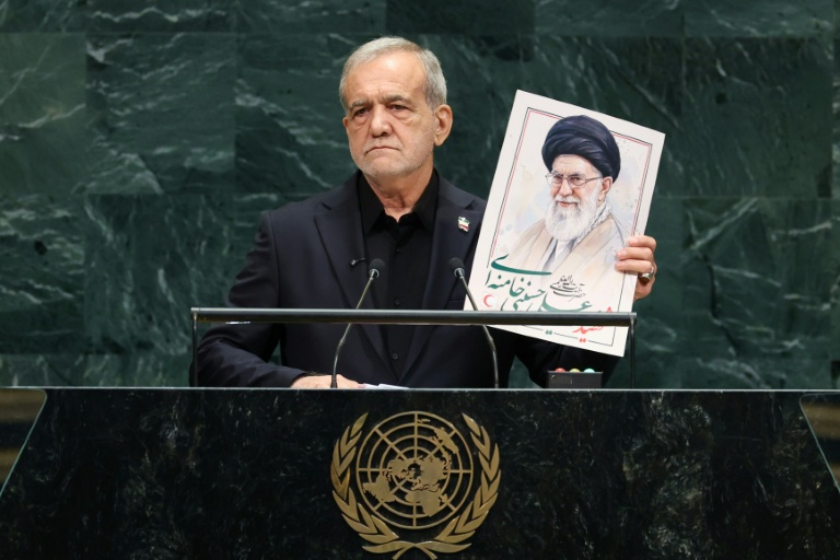 Le président iranien Massoud Pezeshkian tient une photo d'Ali Khamenei, ancien guide suprême de l'Iran, lors de la 81e session de l'Assemblée générale des Nations unies à New York, le 23 septembre 2026