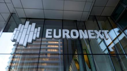Entrée du siège de l'opérateur boursier Euronext, dans le quartier d'affaires de La Défense aux portes de Paris. Photo prise le 25 août 2015