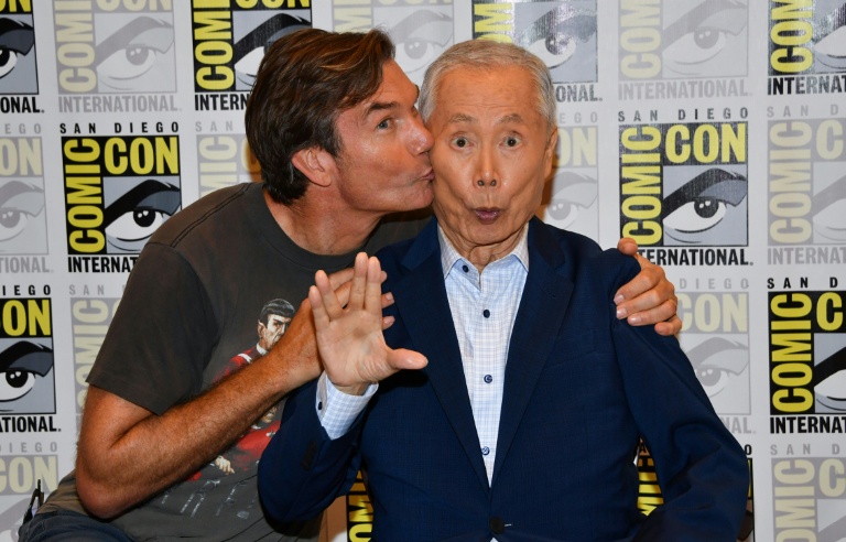 Les acteurs américains George Takei (à droite) et Jerry O'Connell, le 25 juillet 2026 au Comic-Con International à San Diego, en Californie