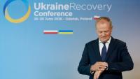 Le Premier ministre polonais Donald Tusk regarde sa montre le 25 juin 2026 à Gdansk en Pologne, à l'ouverture de la Conférence pour la reconstruction de l'Ukraine