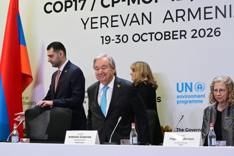 Astrid Schomaker, secrétaire exécutive de la Convention sur la diversité biologique, Hambardzum Matevosyan, ministre arménien de l'Environnement et président de la COP17, Antonio Guterres, secrétaire général des Nations unies, et Inger Andersen, sous-secrétaire générale des Nations unies et directrice exécutive du Programme des Nations unies pour l'environnement, s'expriment lors d'une conférence de presse à Erevan, la capitale arménienne, le 15 octobre 2026.