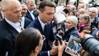 Le président du Rassemblement national, Jordan Bardella (C) lors d'un déplacement à la Foire de de Châlons-en-Champagne, le 29 août 2026 