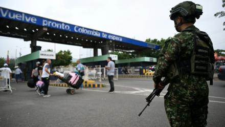 Un soldat colombien monte la garde à la frontière avec le Venezuela à Villa del Rosario, en Colombie, le 6 janvier 2026