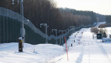 La clôture hérissée de barbelés érigée par la Finlande à la frontière russe s'étire sur 200 kilomètres.
