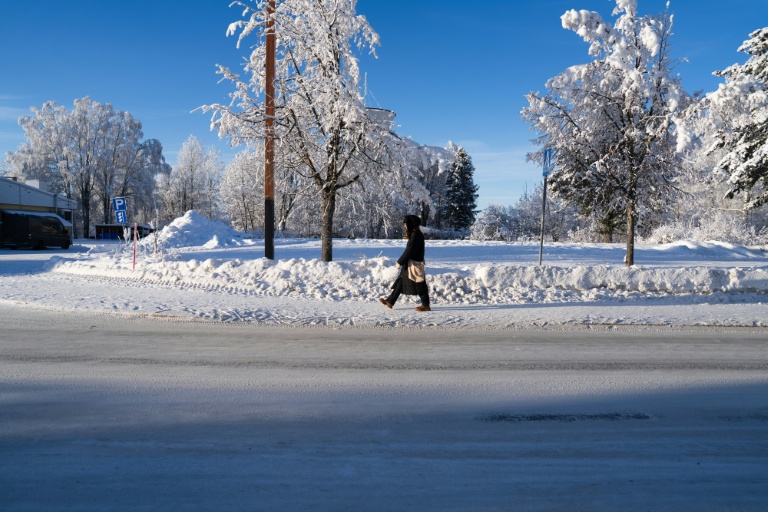 Un passant dans une rue de Tohmajärvi le 2 février 2026