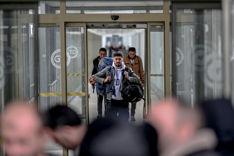 Des Iraniens arrivent sur le sol turc via le principal poste-frontière de Razi-Kapiköy entre l'Iran et la Turquie, le 31 janvier 2026
