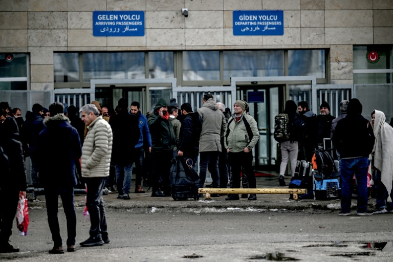 Des Iraniens se regroupent après avoir passé le principal poste-frontière de  Razi-Kapiköy entre l'Iran et la Turquie, le 31 janvier 2026
